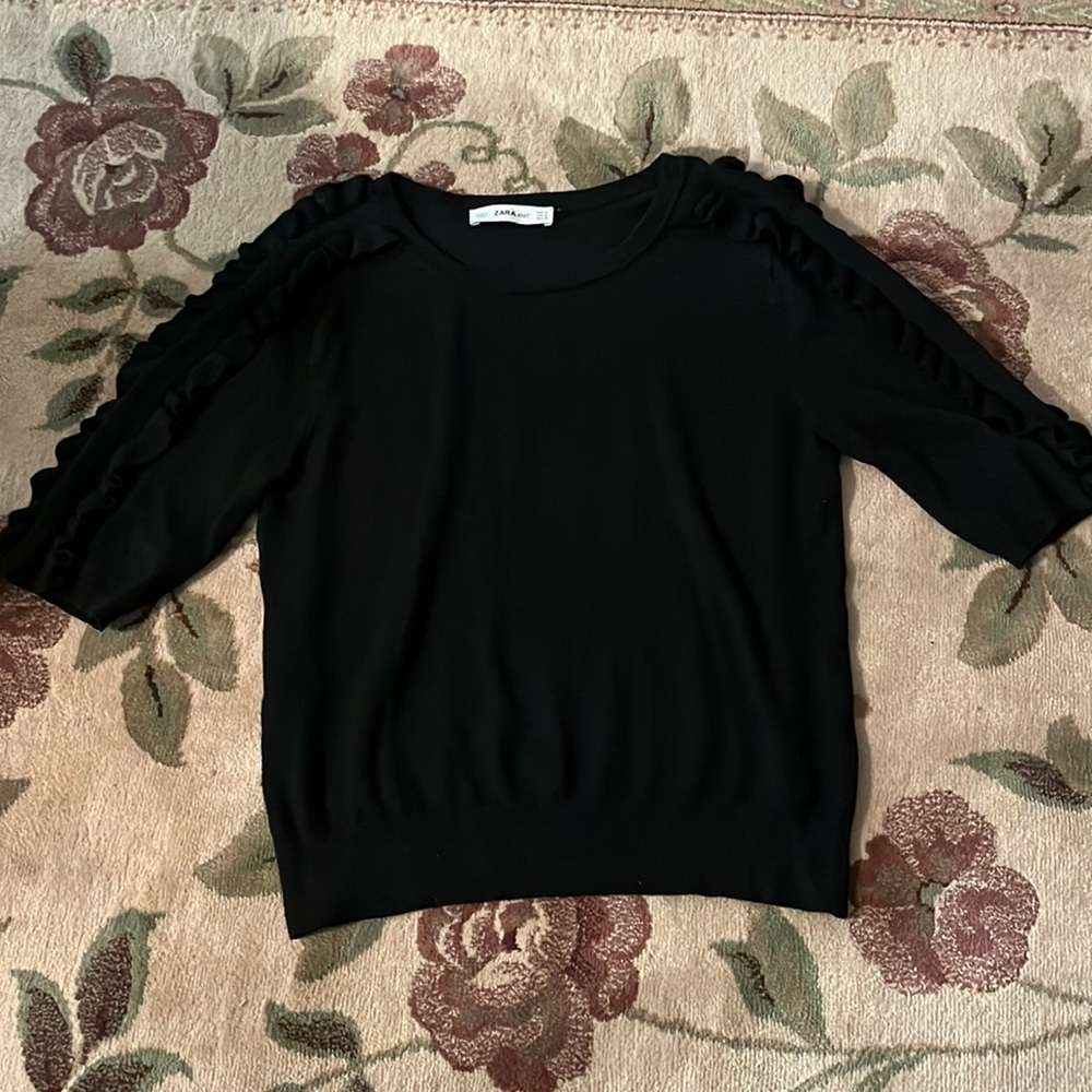 Zara Knit short sleeve sweater with ruffle sleeve M